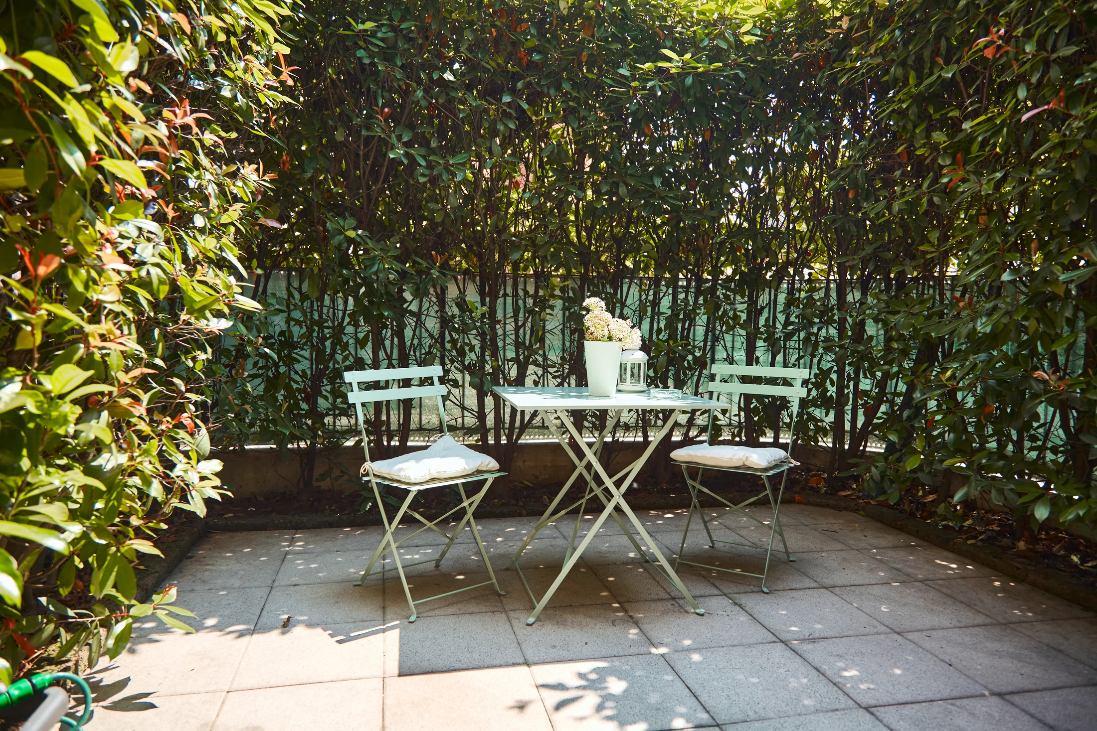 Cortile privato con tavolo e sedie